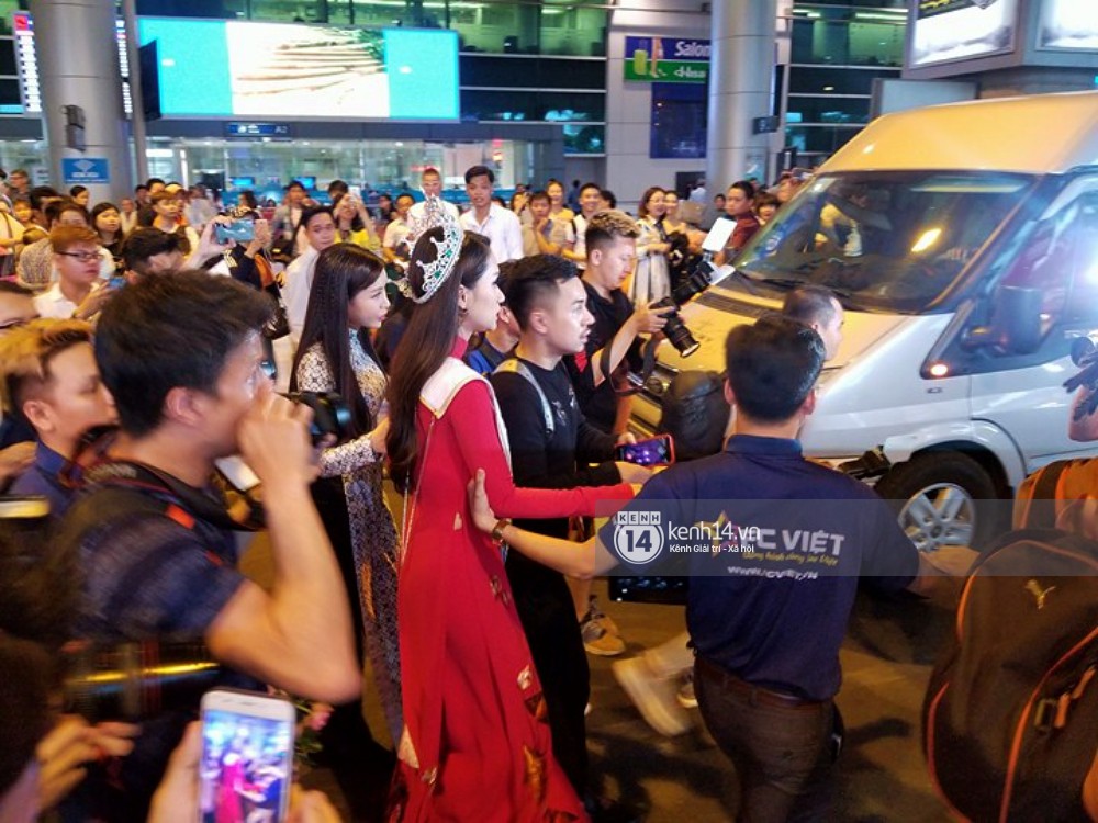 Hương Giang diện Áo dài đỏ rực rỡ, được truyền thông và người hâm mộ vây kín tại sân bay